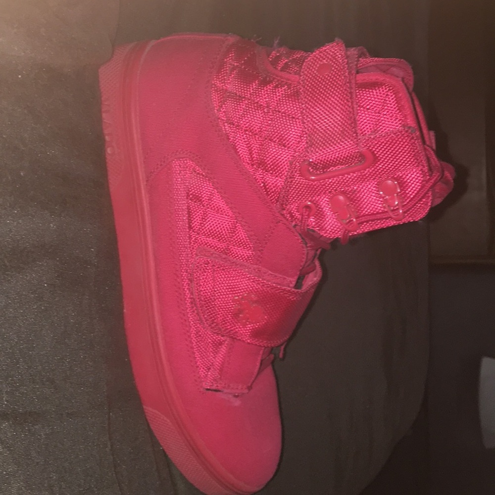 I am selling a pair of Vlado sneakers.